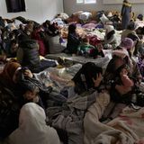 Türkei, Antakya: Flüchtlinge aus Syrien haben sich in einer Notunterkunft versammelt.