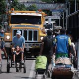 Menschen gehen über die internationale Simon-Bolivar-Brücke an der kolumbianisch-venezolanischen Grenze