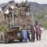 Afghanische Geflüchtete überqueren mit ihrem Hab und Gut die Grenze zu Pakistan