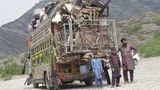 Afghanische Geflüchtete überqueren mit ihrem Hab und Gut die Grenze zu Pakistan