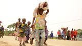 Kongolesische Flüchtlinge tragen ihre Sachen über die Grenze von Uganda