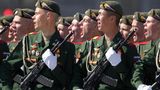 St. Petersburg: Soldaten während der Militärparade zum Tag des Sieges auf dem Palast-Platz