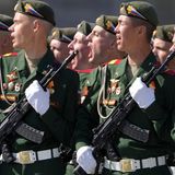 St. Petersburg: Soldaten während der Militärparade zum Tag des Sieges auf dem Palast-Platz