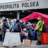 Geflüchtete warten an der ukrainisch-polnischen Grenze am Grenzübergang in Korczowa auf ihre Einreise nach Polen