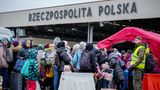 Geflüchtete warten an der ukrainisch-polnischen Grenze am Grenzübergang in Korczowa auf ihre Einreise nach Polen