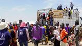Flüchtlinge aus dem Sudan steigen von der Ladefläche eines Lastwagens im Flüchtlingslager Renk