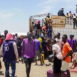 Flüchtlinge aus dem Sudan steigen von der Ladefläche eines Lastwagens im Flüchtlingslager Renk