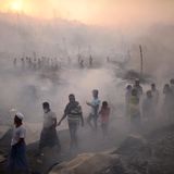 Ethnische Rohingya versuchen, ihre Habseligkeiten nach einem Brand in ihrem Lager zu retten