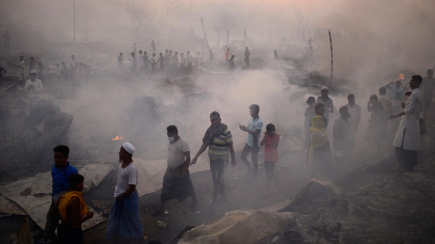 Platz 10: Bangladesch Ethnische Rohingya versuchen, ihre Habseligkeiten nach einem Brand in ihrem Lager zu retten