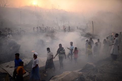 Ethnische Rohingya versuchen, ihre Habseligkeiten nach einem Brand in ihrem Lager zu retten