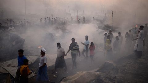 Ethnische Rohingya versuchen, ihre Habseligkeiten nach einem Brand in ihrem Lager zu retten