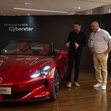 Design-Chef Carl Gotham (links) erklärt die Details des MG 
Cyberster