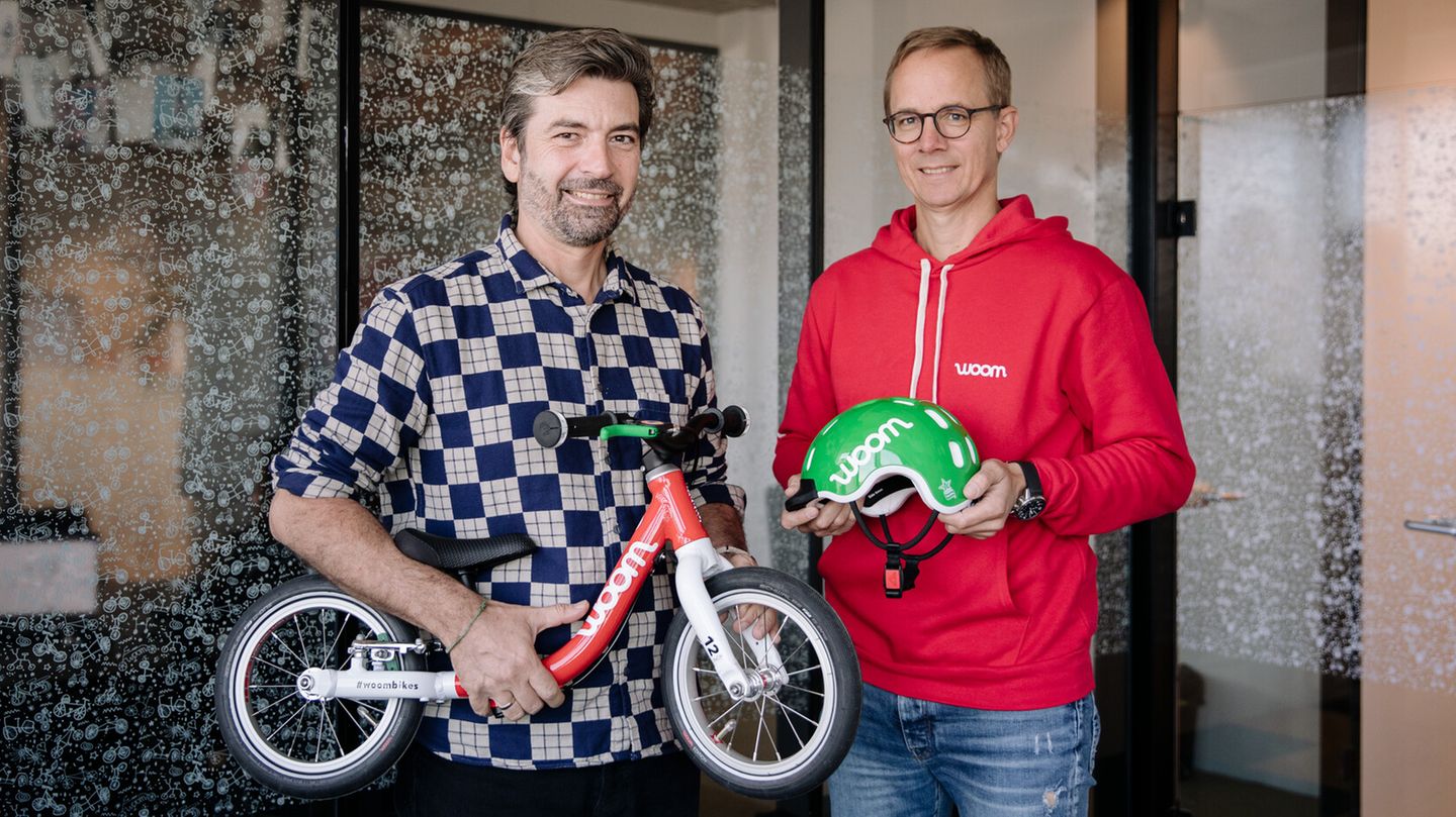 Marcus Ihlenfeld: Die Woom-Macher: Marketingexperte Marcus Ihlenfeld (51, rechts) und Mitgründer Christian Bezdeka (46), von dem das Design des Kinderfahrrads stammt Die Woom-Macher: Marketingexperte Marcus Ihlenfeld (51, rechts) und Mitgründer Christian Bezdeka (46), von dem das Design des Kinderfahrrads stammt