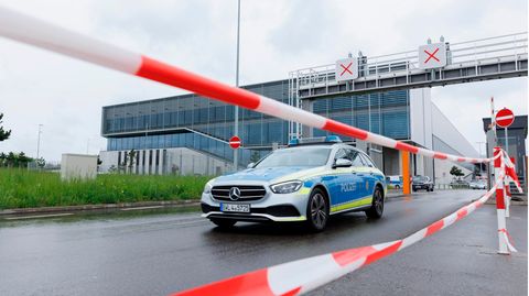 Polizeifahrzeuge vor dem Mercedes-Benz-Werk in Sindelfingen. Dort sind am Donnerstagmorgen Schüsse gefallen.