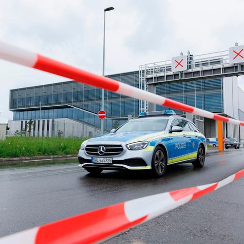 Polizeifahrzeuge vor dem Mercedes-Benz-Werk in Sindelfingen. Dort sind am Donnerstagmorgen Schüsse gefallen.