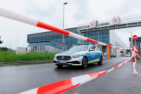 Polizeifahrzeuge vor dem Mercedes-Benz-Werk in Sindelfingen. Dort sind am Donnerstagmorgen Schüsse gefallen.