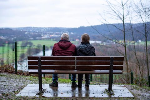 Älteres Paar sitzt auf einer Bank