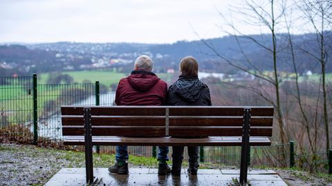 Älteres Paar sitzt auf einer Bank