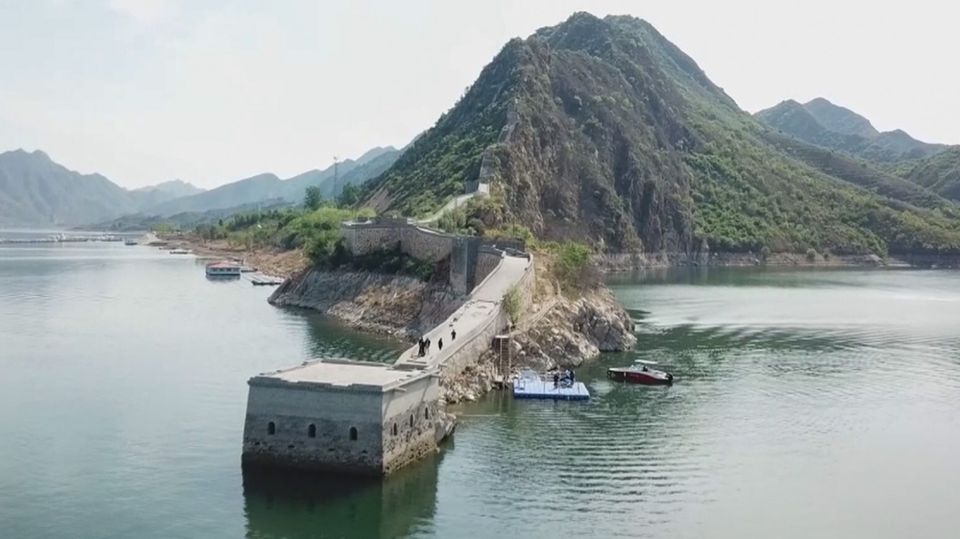 Atemberaubende Aufnahmen: Hier verläuft die Chinesische Mauer unter Wasser