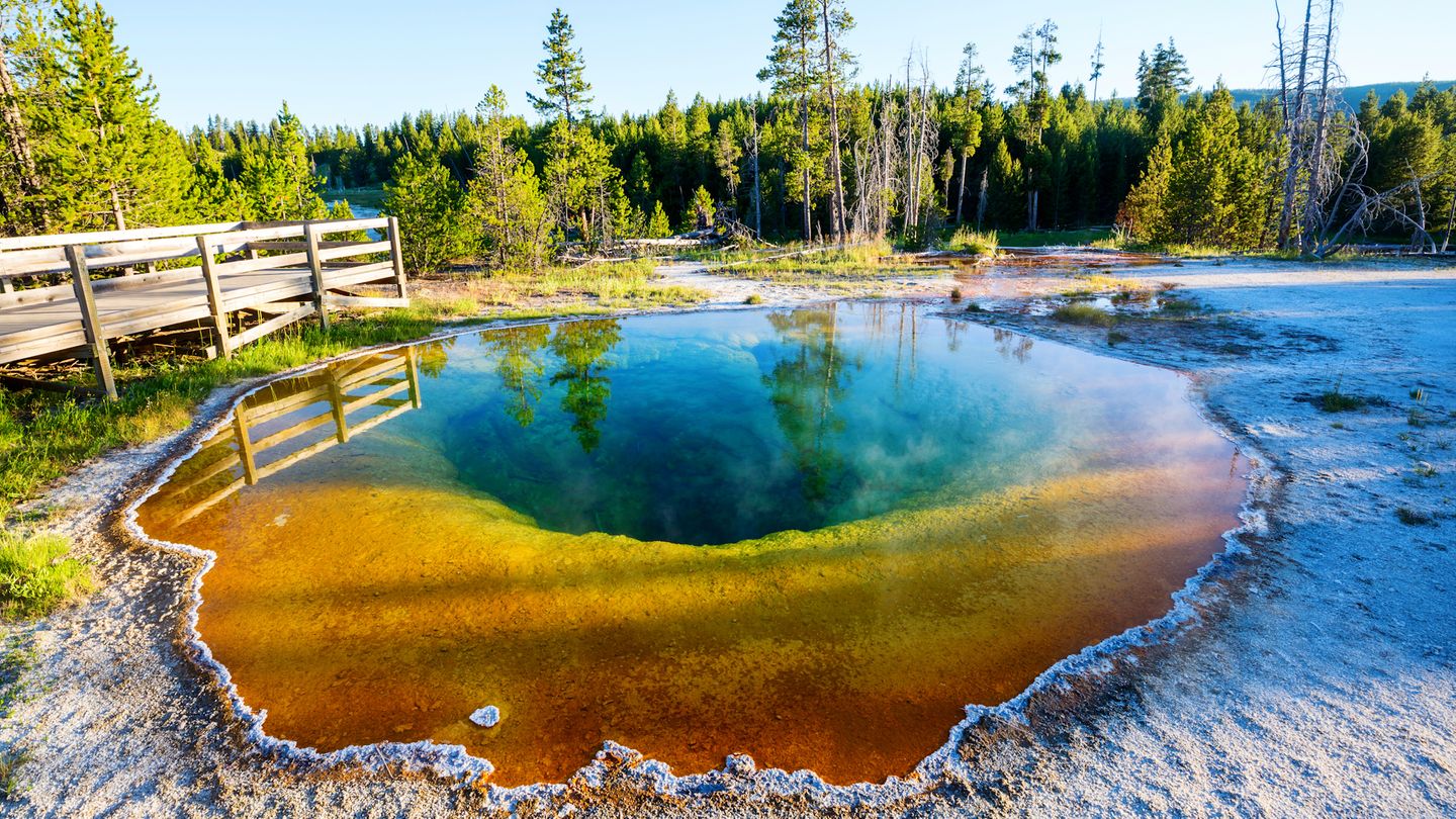 Morning-Glory-Pool-Yellowstone-Park-Touristen-zerst-ren-einzigartiges-Naturwunder
