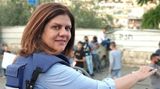 25 Jahre lang berichtete die Journalistin Shireen Abu Akleh für den katarischen Nachrichtensender Al Jazeera aus Israel und den Palästinensergebieten. In der arabischen Welt war sie berühmt. Die Palästinenser nannten sie "Stimme der Wahrhheit" oder "Tochter Palästinas“. Für ihre Nichte war sie einfach "Shushu". Die Aufnahme zeigt Shireen Abu Akleh im Juni 2021 während der Arbeit in Jerusalem. Die 51-jährige trägt eine kugelsichere Weste mit der Aufschrift "Presse". Die gleiche Weste trug sie an ihrem Todestag.