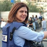 25 Jahre lang berichtete die Journalistin Shireen Abu Akleh für den katarischen Nachrichtensender Al Jazeera aus Israel und den Palästinensergebieten. In der arabischen Welt war sie berühmt. Die Palästinenser nannten sie "Stimme der Wahrhheit" oder "Tochter Palästinas“. Für ihre Nichte war sie einfach "Shushu". Die Aufnahme zeigt Shireen Abu Akleh im Juni 2021 während der Arbeit in Jerusalem. Die 51-jährige trägt eine kugelsichere Weste mit der Aufschrift "Presse". Die gleiche Weste trug sie an ihrem Todestag.