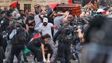 In der Folge versuchten die Palästinensische Autonomiebehörde und andere Gruppen, den Tod der berühmten Journalistin propagandistisch auszuschlachten und sie als Märtyrerin im Kampf gegen Israel darzustellen. Der Trauerzug in Ost-Jerusalem wurde von israelischen Sicherheitskräften gestoppt, es kam zu schlimmen Prügelszenen und der Sarg fiel fast zu Boden. Die Beerdigung Aklehs wurde dadurch zu einem beschämenden Ereignis, Israel dafür scharf kritisiert. Es gibt aber Quellen, die behaupten, dass die Familie den Trauerzug abgelehnt habe, sich allerdings nicht gegen palästinensische Wünsche durchsetzen konnte. Als Christin ist Akleh kaum als islamische Märtyrerin geeignet, dennoch wird sie auf Wandbildern, Plakaten und T-Shirts zu einer Ikone des Widerstands stilisiert.