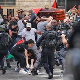 In der Folge versuchten die Palästinensische Autonomiebehörde und andere Gruppen, den Tod der berühmten Journalistin propagandistisch auszuschlachten und sie als Märtyrerin im Kampf gegen Israel darzustellen. Der Trauerzug in Ost-Jerusalem wurde von israelischen Sicherheitskräften gestoppt, es kam zu schlimmen Prügelszenen und der Sarg fiel fast zu Boden. Die Beerdigung Aklehs wurde dadurch zu einem beschämenden Ereignis, Israel dafür scharf kritisiert. Es gibt aber Quellen, die behaupten, dass die Familie den Trauerzug abgelehnt habe, sich allerdings nicht gegen palästinensische Wünsche durchsetzen konnte. Als Christin ist Akleh kaum als islamische Märtyrerin geeignet, dennoch wird sie auf Wandbildern, Plakaten und T-Shirts zu einer Ikone des Widerstands stilisiert.