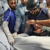 Akleh wird in Dschenin in ein Krankenhaus gebracht. Doch jede Hilfe kommt zu spät, die Kugel hat sie im Kopf knapp unter dem Helm getroffen. Der Kameramann Mujahed al-Saadi (mit Helm) trauert um die Kollegin. Schnell spricht der palästinensische Präsident Mahmud Abbas von einem "kaltblütigen Mord des israelischen Militärs". Die Israelis behaupten ebenso schnell, palästinensische Terroristen hätten den tödlichen Schuss abgegeben. Letzteres gilt mittlerweile als unwahrscheinlich. Recherchen zahlreicher Medien legen nahe, dass ein IDF-Scharfschütze den Abzug gedrückt hat. So gab es zu diesem Zeitpunkt keinen gegenseitigen Beschuss zwischen Terroristen und Soldaten, wie von der israelischen Armee behauptet. Handy-Aufnahmen und Zeugenaussagen zufolge, soll es im Gegenteil zwei gezielte Salven gegeben haben. Das und die Analyse der Standorte von Journalisten, Soldaten und Terroristen weisen auf die IDF. Die israelische Armee veröffentlicht Monate später einen eigenen Untersuchungsbericht und räumt darin ein, dass sehr wahrscheinlich ein Soldat den tödlichen Schuss abgegeben hat.
