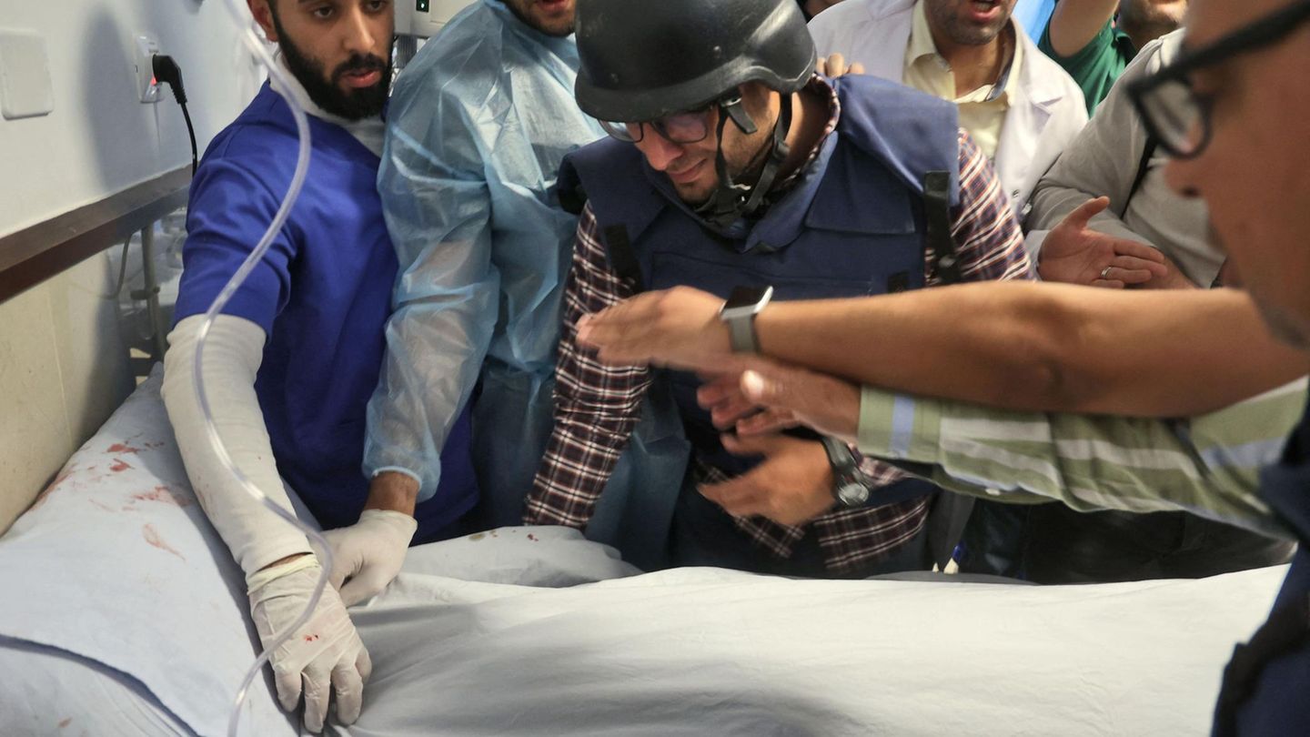 Westjordanland: Akleh wird in Dschenin in ein Krankenhaus gebracht. Doch jede Hilfe kommt zu spät, die Kugel hat sie im Kopf knapp unter dem Helm getroffen. Der Kameramann Mujahed al-Saadi (mit Helm) trauert um die Kollegin. Schnell spricht der palästinensische Präsident Mahmud Abbas von einem "kaltblütigen Mord des israelischen Militärs". Die Israelis behaupten ebenso schnell, palästinensische Terroristen hätten den tödlichen Schuss abgegeben. Letzteres gilt mittlerweile als unwahrscheinlich. Recherchen zahlreicher Medien legen nahe, dass ein IDF-Scharfschütze den Abzug gedrückt hat. So gab es zu diesem Zeitpunkt keinen gegenseitigen Beschuss zwischen Terroristen und Soldaten, wie von der israelischen Armee behauptet. Handy-Aufnahmen und Zeugenaussagen zufolge, soll es im Gegenteil zwei gezielte Salven gegeben haben. Das und die Analyse der Standorte von Journalisten, Soldaten und Terroristen weisen auf die IDF. Die israelische Armee veröffentlicht Monate später einen eigenen Untersuchungsbericht und räumt darin ein, dass sehr wahrscheinlich ein Soldat den tödlichen Schuss abgegeben hat. Akleh wird in Dschenin in ein Krankenhaus gebracht. Doch jede Hilfe kommt zu spät, die Kugel hat sie im Kopf knapp unter dem Helm getroffen. Der Kameramann Mujahed al-Saadi (mit Helm) trauert um die Kollegin. Schnell spricht der palästinensische Präsident Mahmud Abbas von einem "kaltblütigen Mord des israelischen Militärs". Die Israelis behaupten ebenso schnell, palästinensische Terroristen hätten den tödlichen Schuss abgegeben. Letzteres gilt mittlerweile als unwahrscheinlich. Recherchen zahlreicher Medien legen nahe, dass ein IDF-Scharfschütze den Abzug gedrückt hat. So gab es zu diesem Zeitpunkt keinen gegenseitigen Beschuss zwischen Terroristen und Soldaten, wie von der israelischen Armee behauptet. Handy-Aufnahmen und Zeugenaussagen zufolge, soll es im Gegenteil zwei gezielte Salven gegeben haben. Das und die Analyse der Standorte von Journalisten, Soldaten und Terroristen weisen auf die IDF. Die israelische Armee veröffentlicht Monate später einen eigenen Untersuchungsbericht und räumt darin ein, dass sehr wahrscheinlich ein Soldat den tödlichen Schuss abgegeben hat.