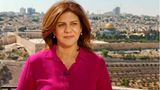 Shireen Abu Aaklehs Sender Al Jazeera veröffentlichte eine ausführliche Dokumentation zu den Umständen ihres Todes. Das unabhängige Forschungsinstitut Forensic Architecture lieferte vor wenigen Monaten einen Untersuchungsbericht. Demnach haben israelische Militärkräfte "vorsätzlich und mehrfach" auf Akleh geschossen. Die Familie und Al Jazeera haben den Internationalen Strafgerichtshof (IStGH) in Den Haag aufgefordert, sich des Falles anzunehmen. So eine Untersuchung kann mehrere Jahre dauern.