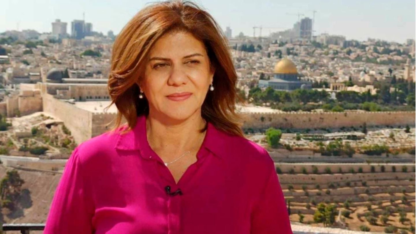 Westjordanland: Shireen Abu Aaklehs Sender Al Jazeera veröffentlichte eine ausführliche Dokumentation zu den Umständen ihres Todes. Das unabhängige Forschungsinstitut Forensic Architecture lieferte vor wenigen Monaten einen Untersuchungsbericht. Demnach haben israelische Militärkräfte "vorsätzlich und mehrfach" auf Akleh geschossen. Die Familie und Al Jazeera haben den Internationalen Strafgerichtshof (IStGH) in Den Haag aufgefordert, sich des Falles anzunehmen. So eine Untersuchung kann mehrere Jahre dauern. Shireen Abu Aaklehs Sender Al Jazeera veröffentlichte eine ausführliche Dokumentation zu den Umständen ihres Todes. Das unabhängige Forschungsinstitut Forensic Architecture lieferte vor wenigen Monaten einen Untersuchungsbericht. Demnach haben israelische Militärkräfte "vorsätzlich und mehrfach" auf Akleh geschossen. Die Familie und Al Jazeera haben den Internationalen Strafgerichtshof (IStGH) in Den Haag aufgefordert, sich des Falles anzunehmen. So eine Untersuchung kann mehrere Jahre dauern.