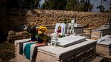 Das Grab Aklehs liegt in ihrer Geburtsstadt Jerusalem auf einem Friedhof neben der Altstadt. Israel und die Palästinenser verzögerten wichtige Untersuchungen, oder nahmen sie gar nicht vor. Die Armee befragte keine Zeugen, die vor Ort waren außer den eigenen Soldaten. Die Palästinenser wiederum weigerten sich, die Kugel, die Akleh im Kopf traf, für eine ballistische Untersuchung herauszugeben. Erst auf Druck der USA – Akleh hatte auch die amerikanische Staatsbürgerschaft – übergaben die palästinensischen Behörden die Kugel an die Israelis. Unter Aufsicht der Amerikaner untersuchten Experten das Objekt. Das Ergebnis: Die Kugel, deren Typ von Palästinensern und der israelischen Armee genutzt wird, war zu verformt, um festzustellen, aus welchem Gewehr sie abgefeuert wurde. Eine endgültige Klärung des tragischen Geschehens ist in weite Ferne gerückt.