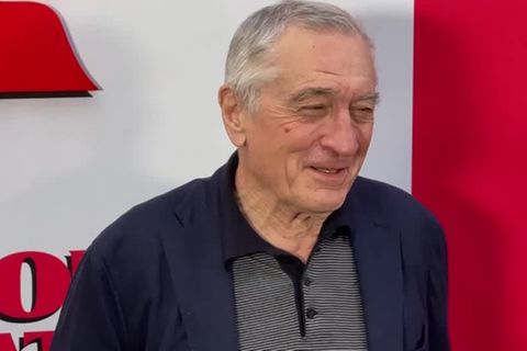 Video: Frischgebackener Vater Robert De Niro präsentiert neuen Film