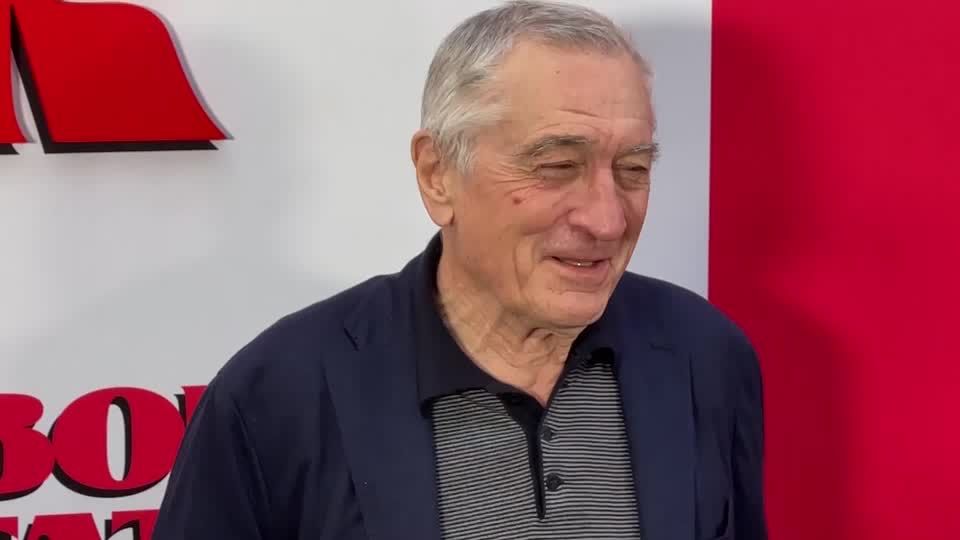 Video: Frischgebackener Vater Robert De Niro präsentiert neuen Film