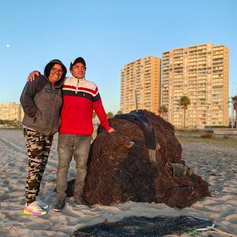 Carolina und Roberto in Chile neben einem Berg Algen