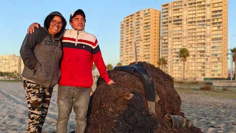 Carolina und Roberto in Chile neben einem Berg Algen
