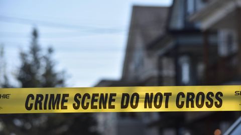Ein gelbes Band in den USA mit der Aufschrift "Crime Scene do not cross"