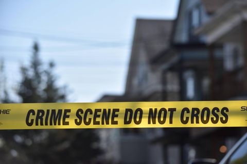 Ein gelbes Band in den USA mit der Aufschrift "Crime Scene do not cross"