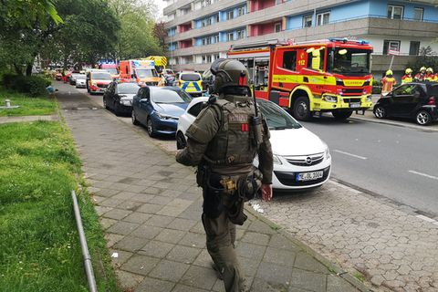 Polizeibeamte und Feuerwehr vor einem Hochhaus in Ratingen