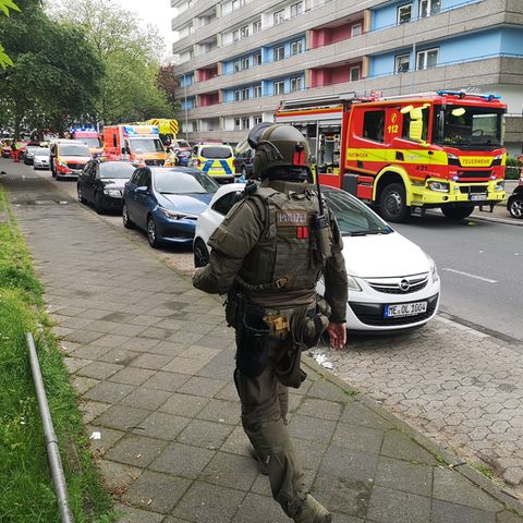 Polizeibeamte und Feuerwehr vor einem Hochhaus in Ratingen