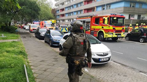 Polizeibeamte und Feuerwehr vor einem Hochhaus in Ratingen