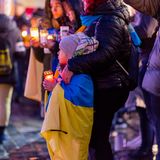 Solidaritätskundgebung für die Ukraine in Dresden – Menschen halten Flaggen und Kerzen in den Händen