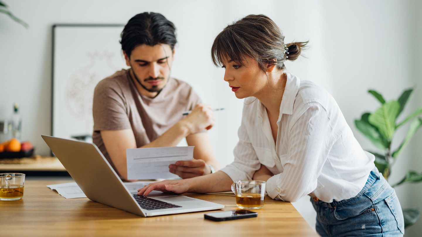 Paare reden zwar zunehmend offener über Finanzen, die frühere Machtverteilung aber sitzt noch oft mit am Tisch
