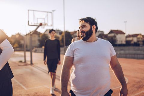 Ein Mann mit Bluthochdruck beim Sport