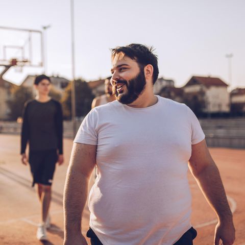 Ein Mann mit Bluthochdruck beim Sport
