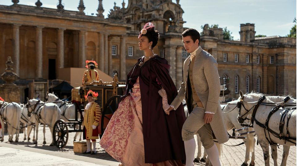 Corey Mylchreest spielt den jungen König George und India Amarteifio verkörpert  Königin Charlotte in der Netflix-Serie: "Queen Charlotte: A Bridgerton Story".