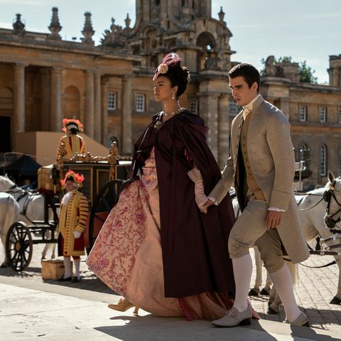 Corey Mylchreest spielt den jungen König George und India Amarteifio verkörpert  Königin Charlotte in der Netflix-Serie: "Queen Charlotte: A Bridgerton Story".
