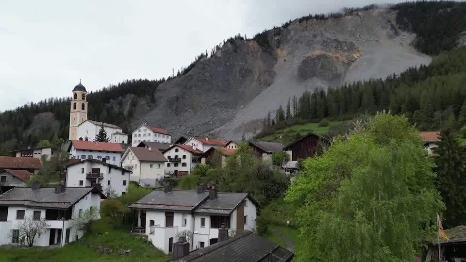 Bedrohliche Lage: Brienz: Felsbrocken rollen auf Schweizer Bergdorf zu – jetzt müssen die Bewohner gehen