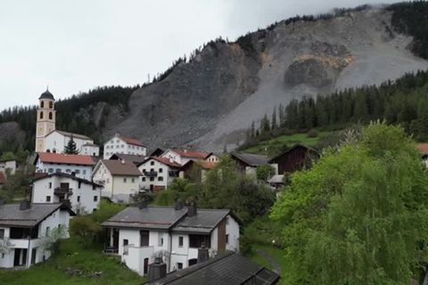 Bedrohliche Lage: Brienz: Felsbrocken rollen auf Schweizer Bergdorf zu – jetzt müssen die Bewohner gehen